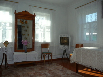 Продам добротный кирпичный дом площадью 80,8 м2 в Белгороде,  Земельный участок площадью 30 соток идеально ровный, прямоугольной формы, 
В доме три комнаты, большая в Белгороде