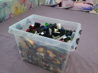Большой контейнер деталей аналога Лего,  Контейнер размером 38 на 26 см,  Очень много деталей,  Отдам вместе с контейнером,  Цена 1200,  ЦентрСостояние: Б/у в Чебоксарах