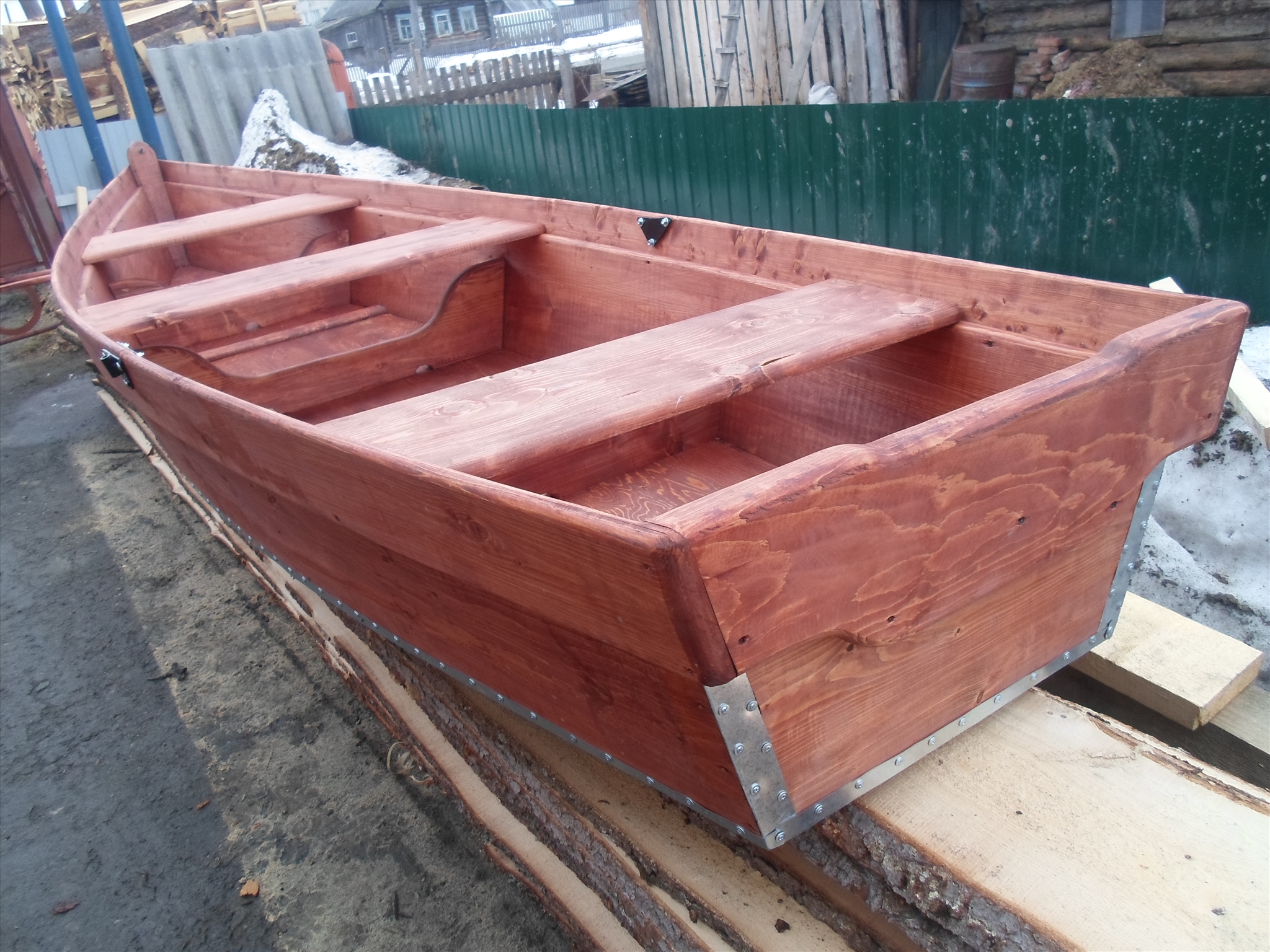 Борт деревянной лодки
