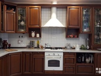 Продается кухонный гарнитур в хорошем состоянии,  Фасады натуральное дерево - ясень, корпус - ДСП, Длина гарнитура - 6, 4мСамовывоз, в Калининграде