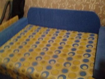 Продаем удобный, раскладывающийся диван-кровать б/у,  Габариты: 140х95, в разложенном состоянии 140х195,  Очень компактный, занимает совсем немного места, функциональный! в Кирове