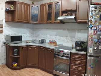 Продам кухонный гарнитур в хорошем состоянии,  Длинна 145см по одной стене и 235см,  по другой стене вместе с эл,  плитой,  Продается вместе с плитой фирмы Hansa в Красноярске