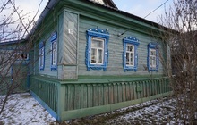 Крепкий бревенчатый дом в жилой деревне