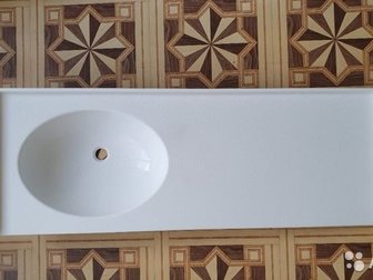 Столешница из искусственного камня с интегрированной мойкой в ванную комнату, Размеры: 144, 5 на 52см, с пристеночным литым бортиком,  изделие прямое толщиной 4см, в Москве