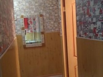 2-х комнатная с раздельными комнатами, 4 этаж, окна во двор, В квартире частично сделана косметика: установлены стеклопакеты в зале и кухне, в спальне деревянная в Мурманске