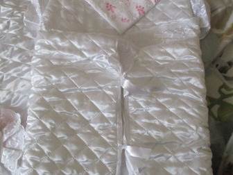 Продам набор для выписки,  В набор входит: Конверт, одеяло 80*80, 2 чепчика (белый и розовый), 2 ленточки (белая и розовая) и 2 уголка (белый и розовый),  Состояние в Мытищи