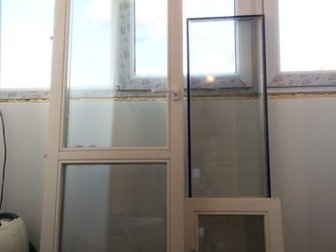 Деревянная балконная дверь(208*64), стоят в домах компании Сибирь,  В придачу отдам форточку(55,5*45) и стеклопакет(144,5*39) в Новосибирске