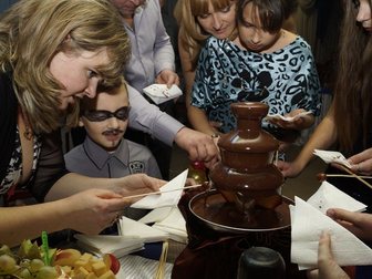 Просмотреть foto Организация праздников Шоколадный фонтан в Орле - Самый сладкий подарок на Ваш праздник 33189245 в Орле