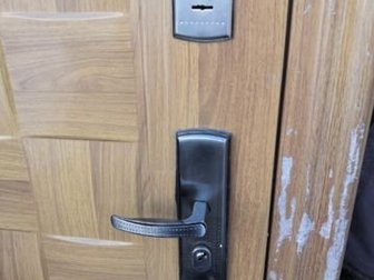 Дверь сейфовая 2050х860 (тяжёлая) Открывается налево, Замки рабочие, ключ есть только от нижнего, в Петропавловске-Камчатском