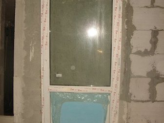 балконная пластиковая дверь в сборе (блок), петли справа,  производитель Хамелион,  цвет: белыйПВХ профиль KBE, 3-камерный, толщина профиля - 70Размеры:940х2610 в Подольске