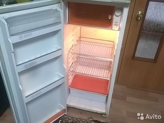 холодильник Саратов,  узкий, ширина 48см,  высота 115см,  морозит люто,  дверца открывается с правой стороны (на фото видно, при желании можно переставить), в Рубцовске