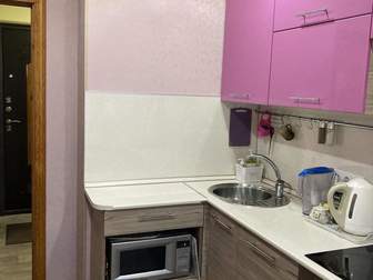 Продается уютная квартира с ремонтом, с мебелью: кухонный гарнитур, шкаф-купе,  В квартире сделан качественный ремонт, пластиковые окна, новый линолеум, натяжные в Тольятти
