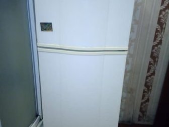 Холодильник Whirlpool Американский бренд Бразильская сборка,  В использовании 3 года, служит верой и правдой,  Абсолютно рабочий, все полочки, поддоны все целое, в Туле